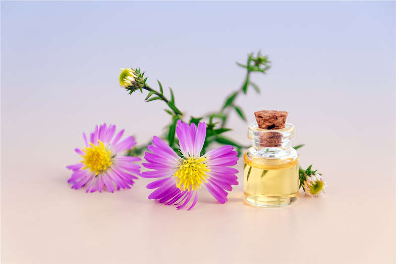 香氛产品中添加的是精油还是香精呢？