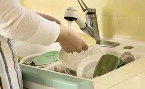 洗碗用这种材料代替洗洁精，干净不伤手