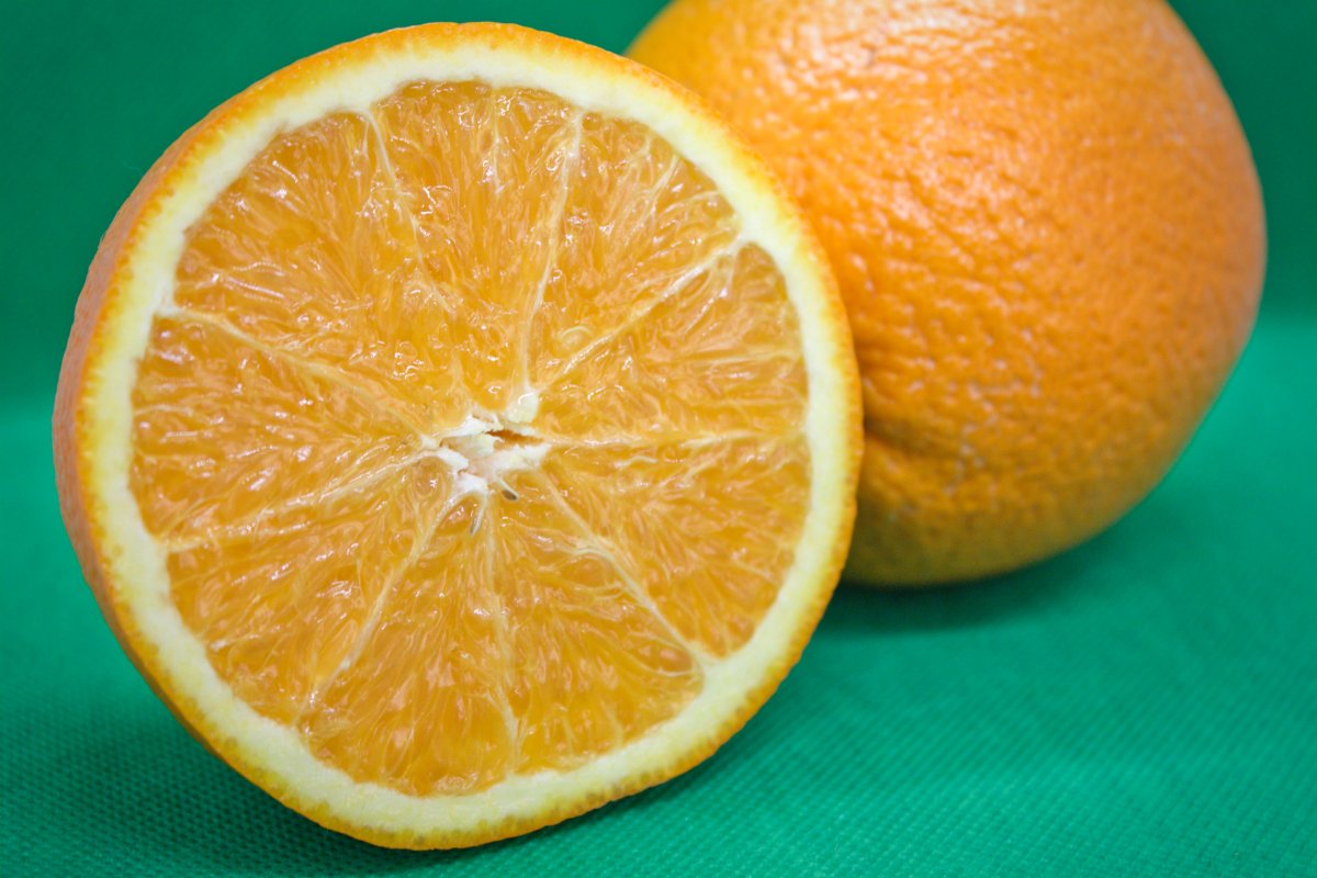刚剥开的多汁大橘子